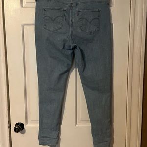 Levi’s Women’s Jean Size 33 720 Hirise Skinny